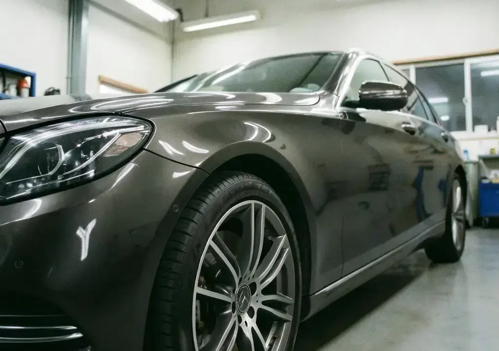 Mercedes-Benz S-Class の左フロントフェンダー